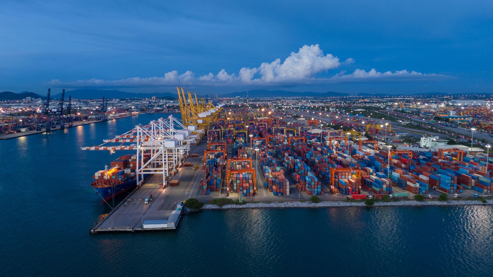 Sea Freight Options for Car Shipping to Dubai (2).jpg